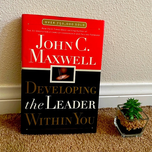 3/$15 JOHN MAXWELL - DEVELOPING THE LEADER IN YOU